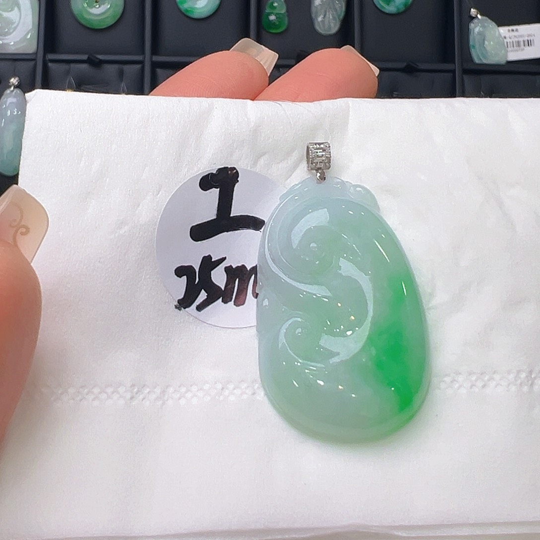 翡翠18K金镶嵌颈饰