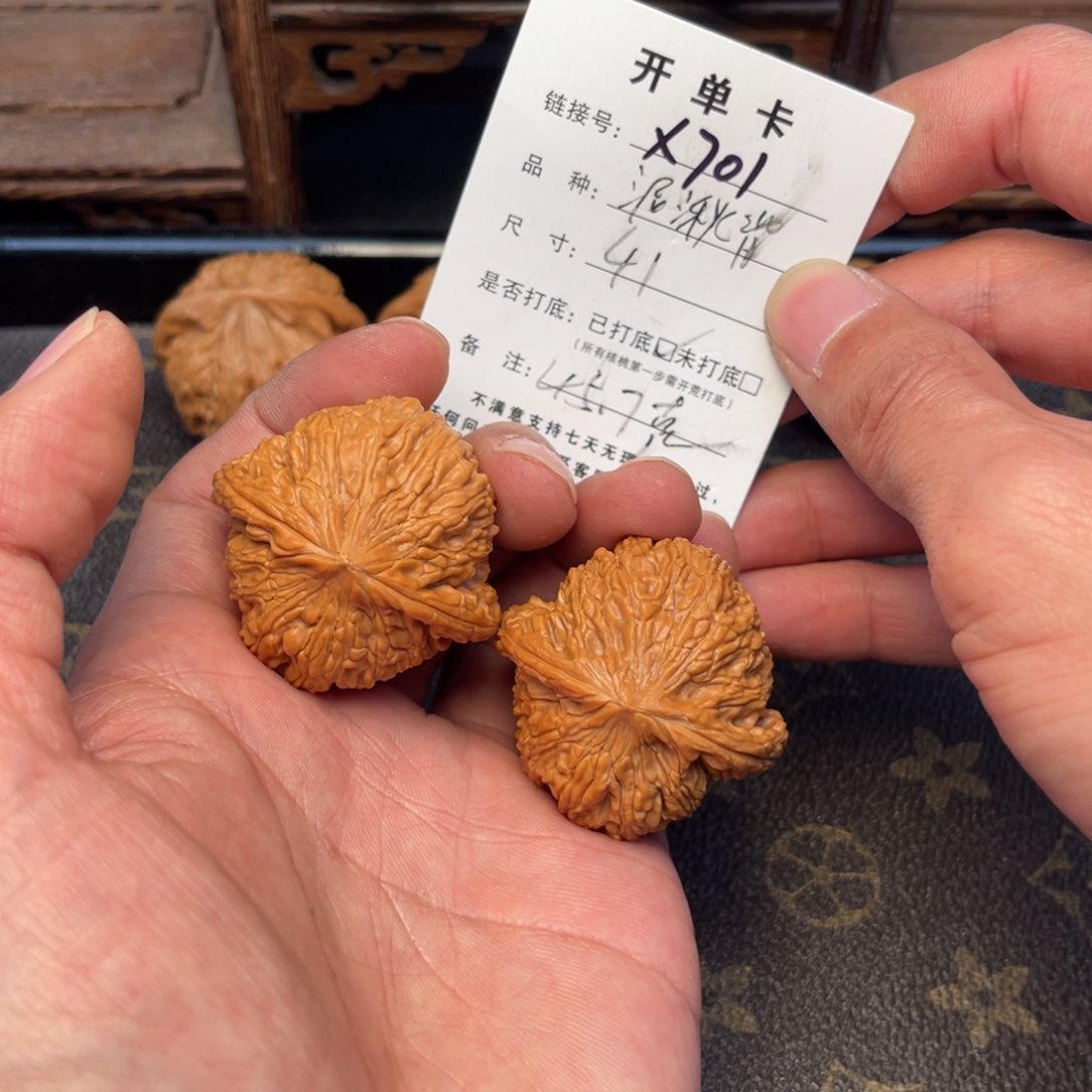 桃核吊坠文玩核看