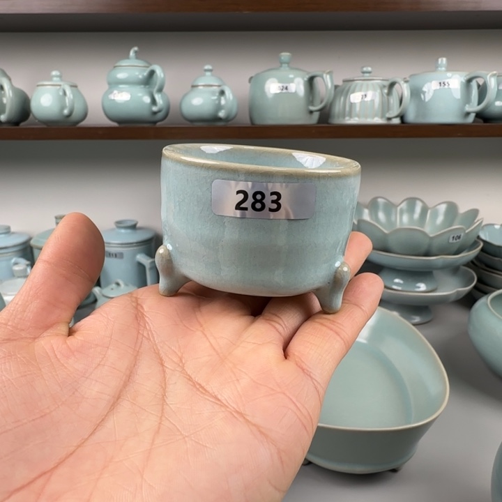 用***2瓷片汝瓷三足樽小号支钉烧天青釉微瑕283