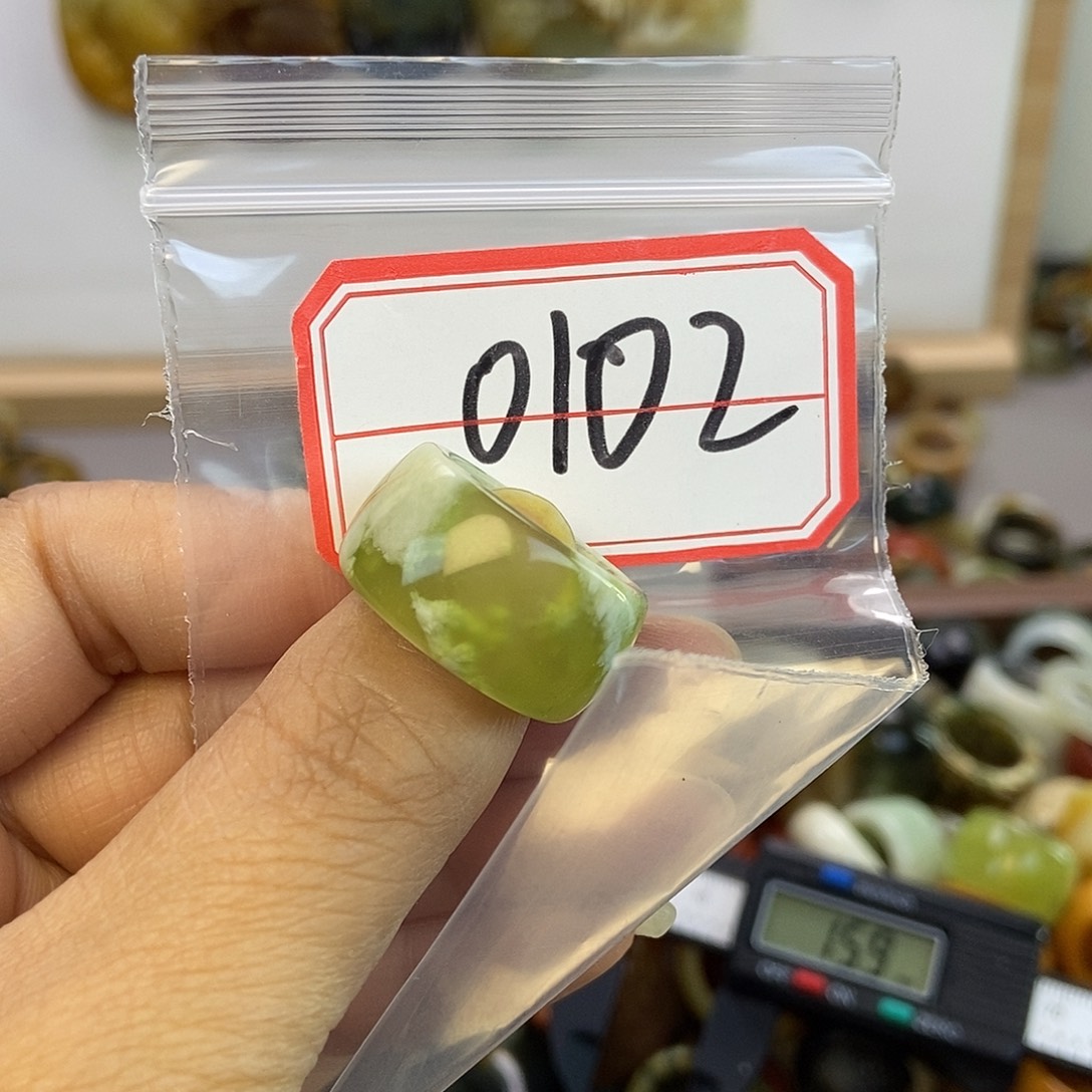 毛***球蛇纹石玉未镶嵌戒指