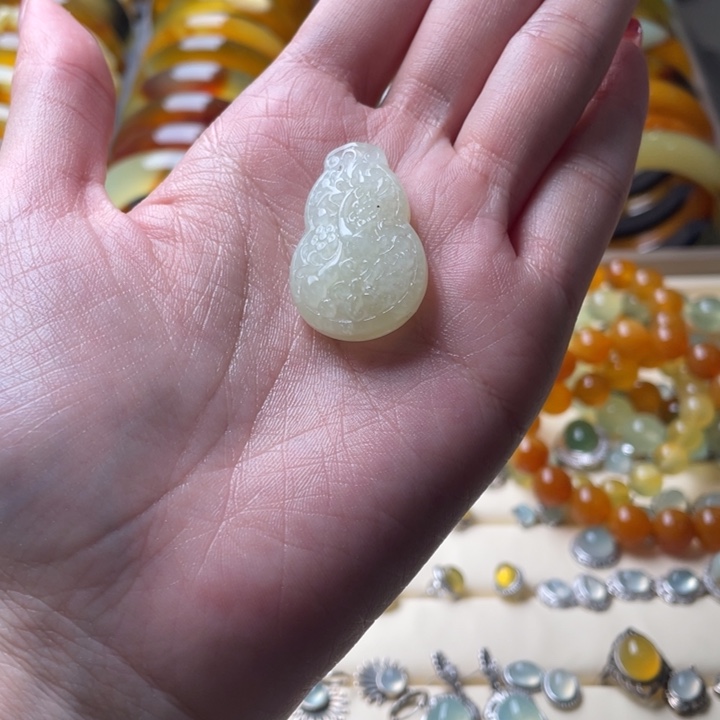 蛇纹石玉吊坠未镶嵌