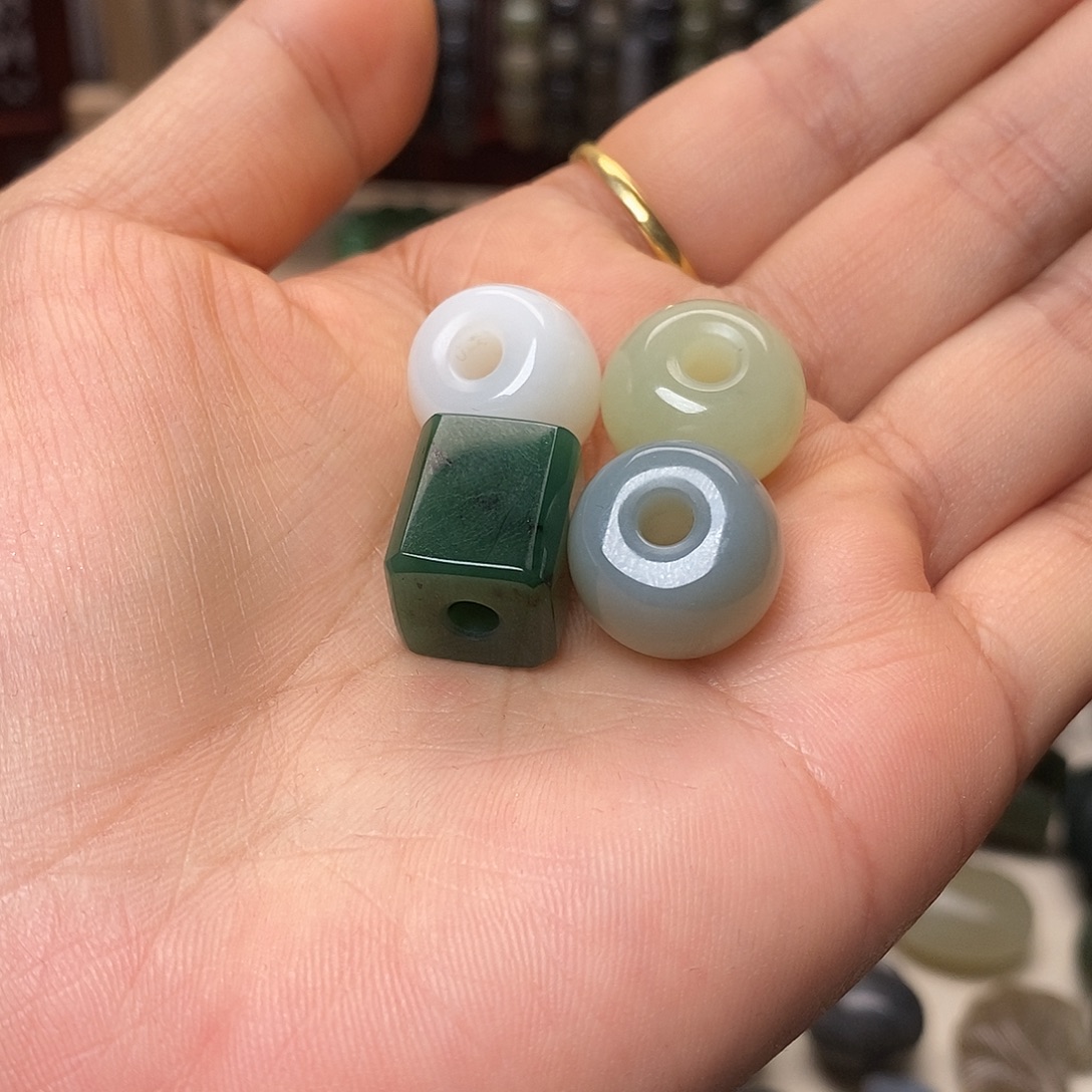 喵***～和田玉未镶嵌颈饰