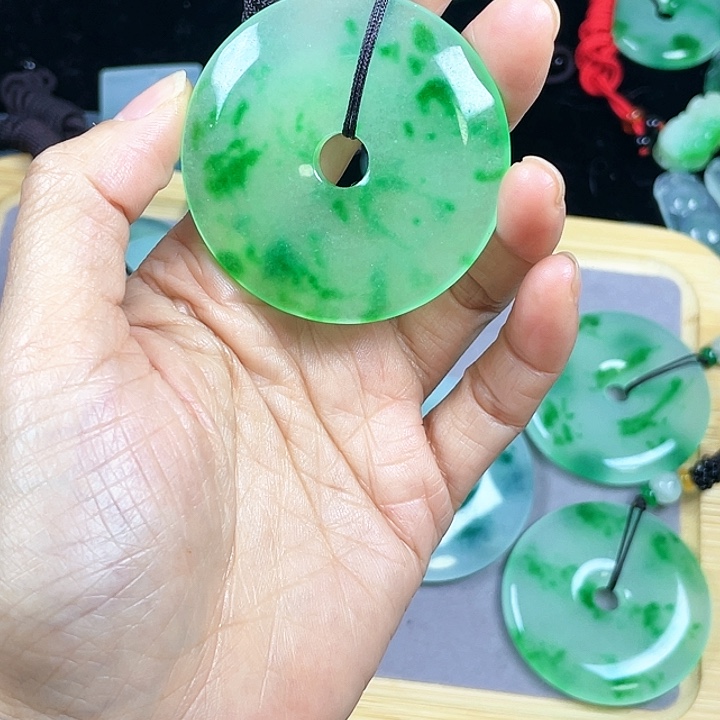 【***】翡翠未镶嵌颈饰吊坠1