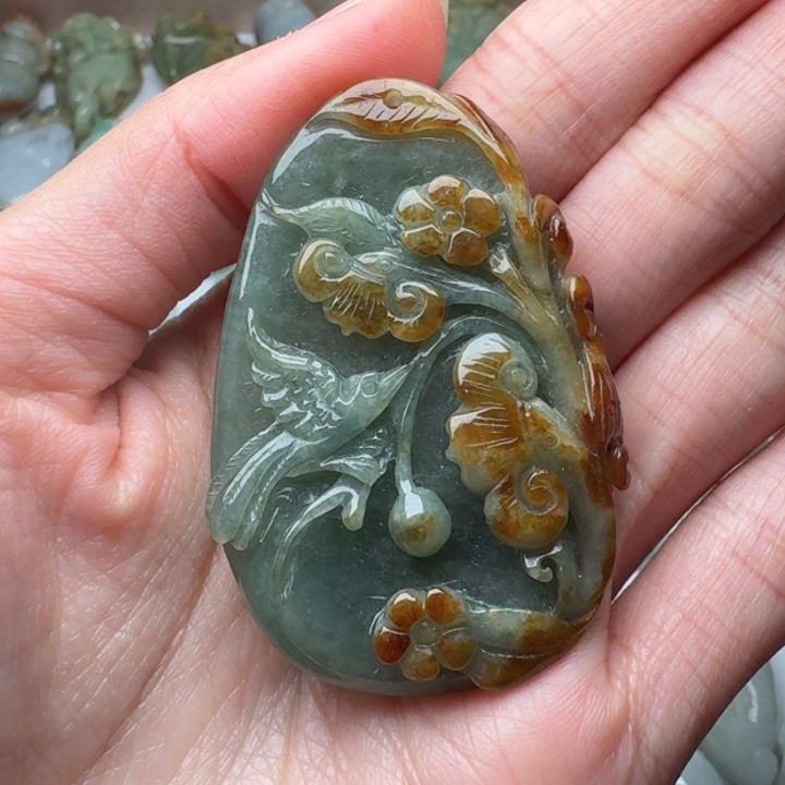 翡翠未镶嵌颈饰喜上眉梢