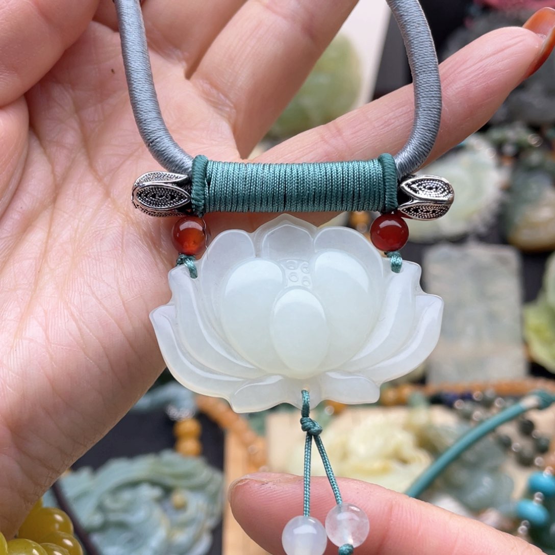 蛇纹石玉颈饰未镶嵌