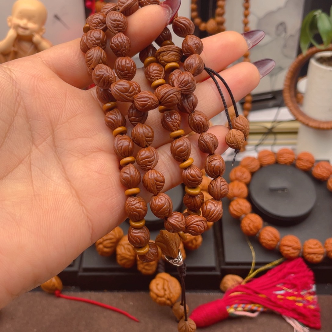 爱****桃核手串红红火火。红红火火