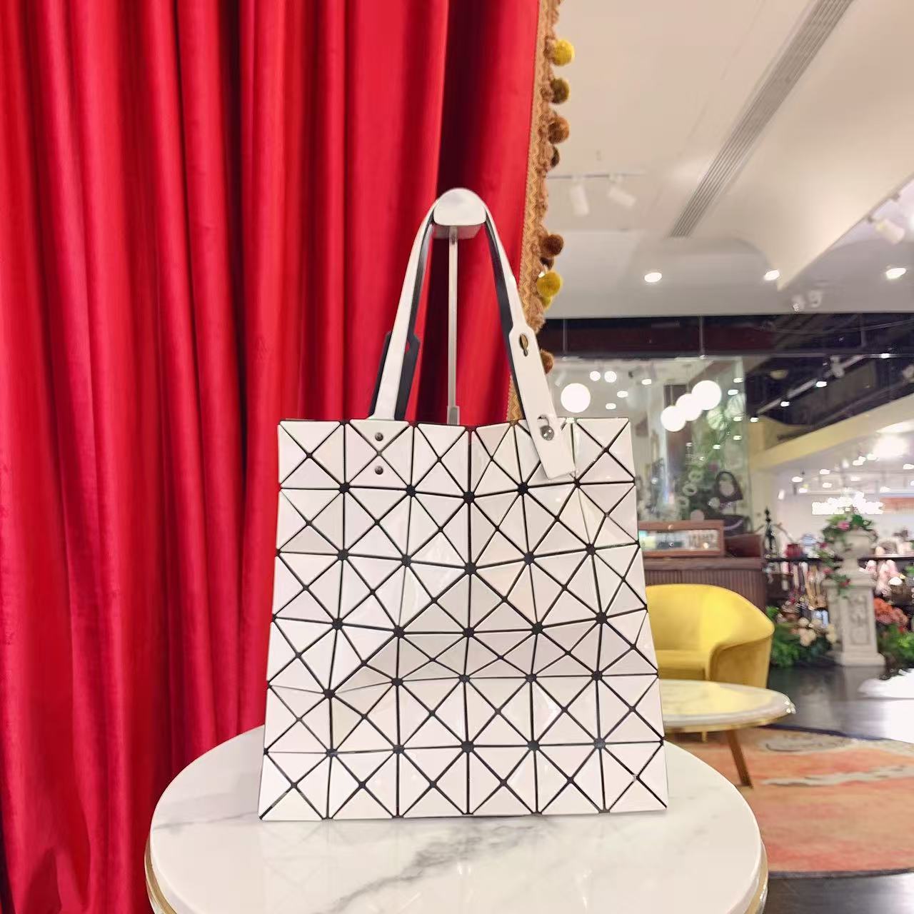 95新 Issey Miyake/三宅一生 六格白色亮面手提包/58437141