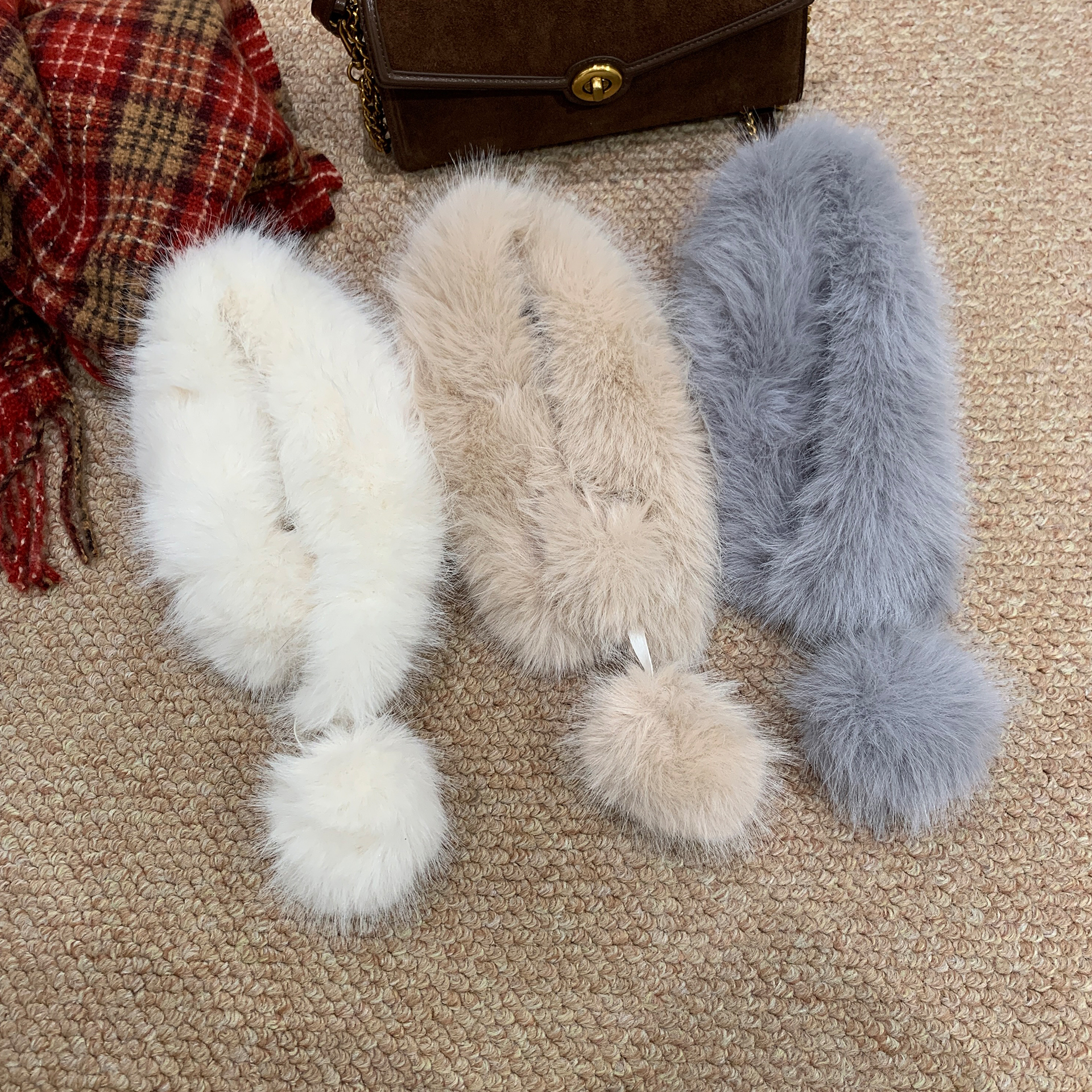 韩系纯色毛茸茸毛球围巾女2025冬新款保暖交叉可爱百搭围脖