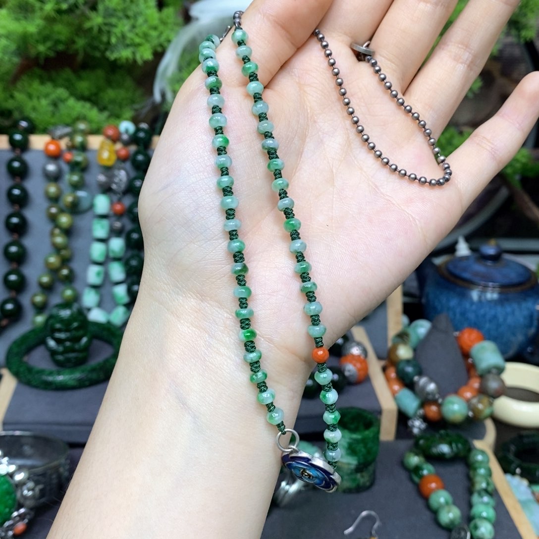 翡翠颈饰未镶嵌开**贝漂亮美眉