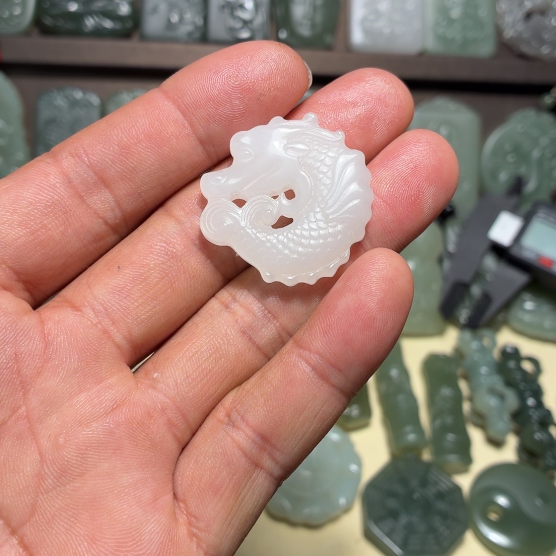 燕***子和田玉未镶嵌颈饰