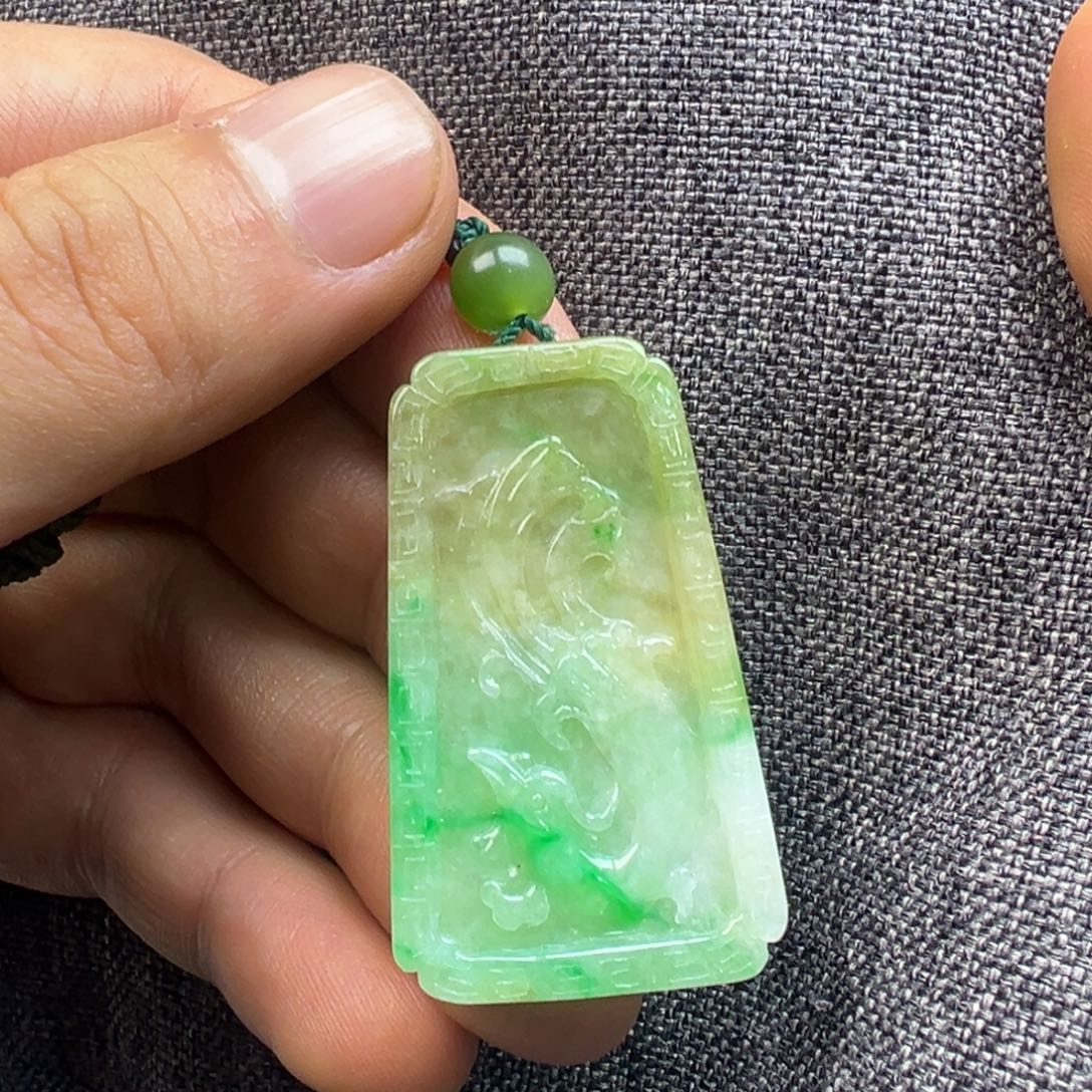 栋***新翡翠未镶嵌颈饰66667777