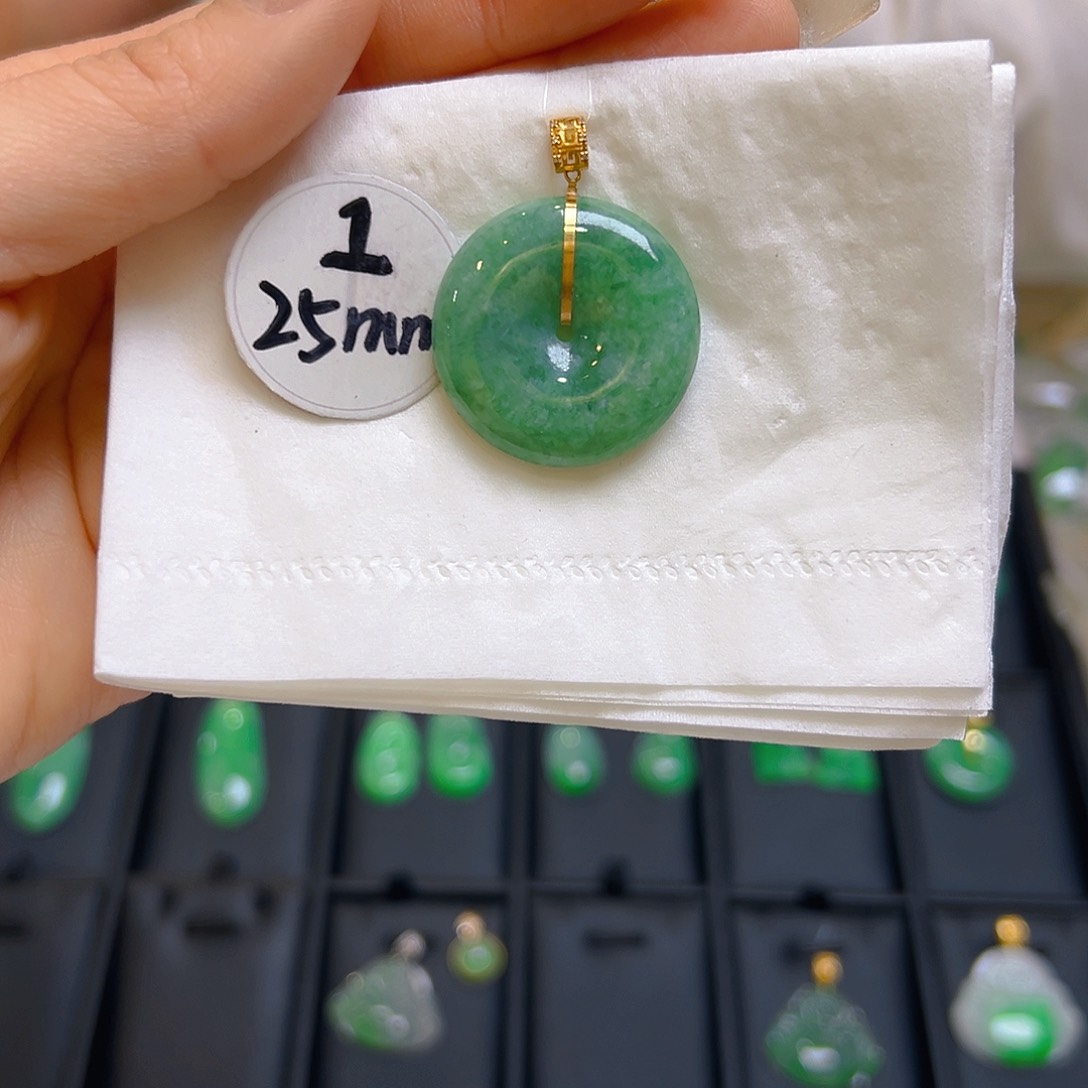 翡翠颈饰18K金镶嵌翡翠