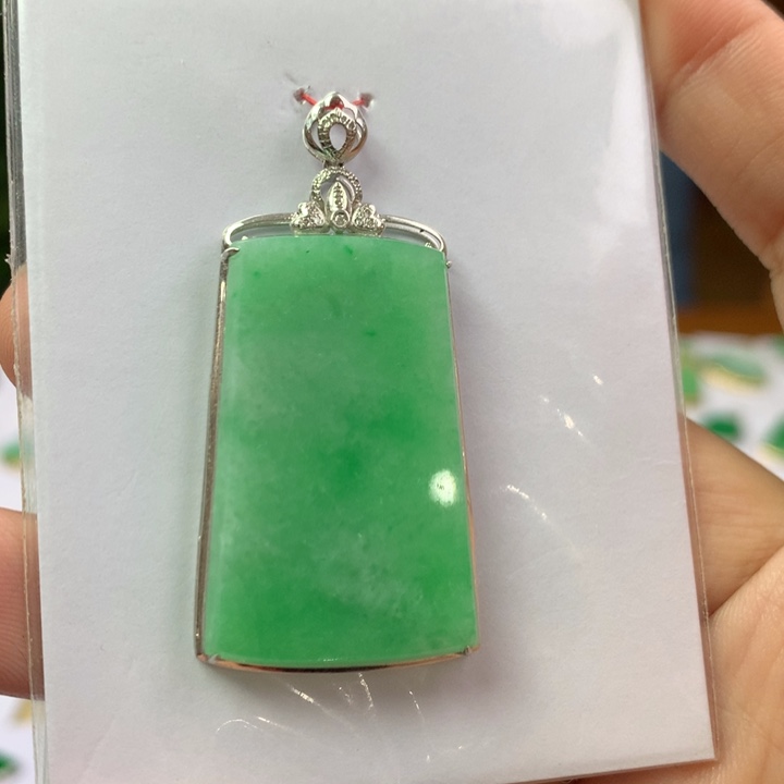 翡翠18K金镶嵌颈饰翡翠吊坠