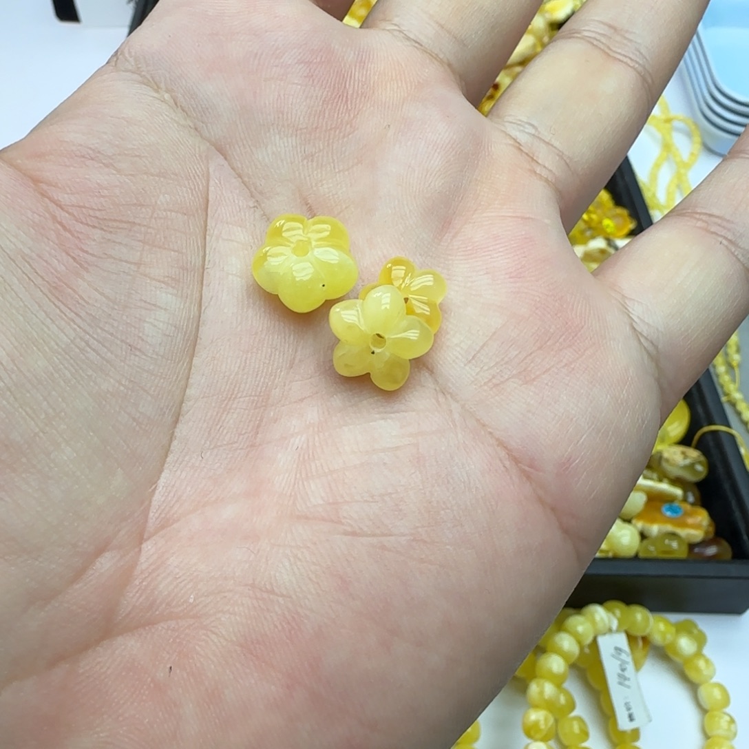 琥珀未镶嵌裸石1.3克有瑕