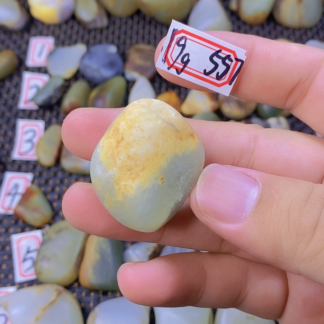 颈饰未镶嵌和田玉（糖玉）