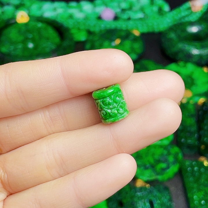 翡翠未镶嵌颈饰多样性