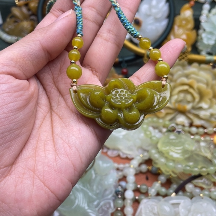 蛇纹石玉吊坠合金