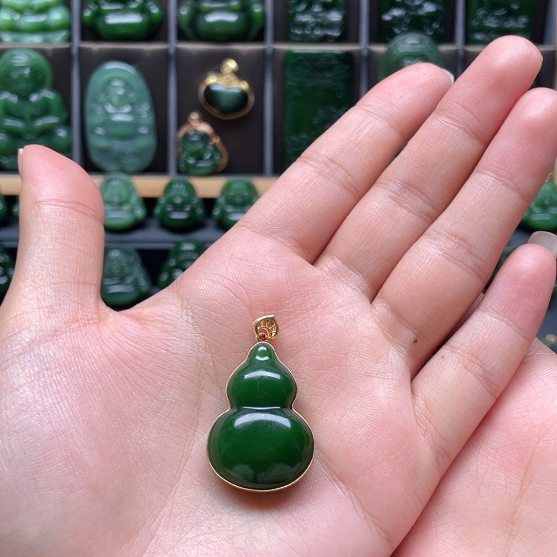 颈饰18K金镶嵌和田玉