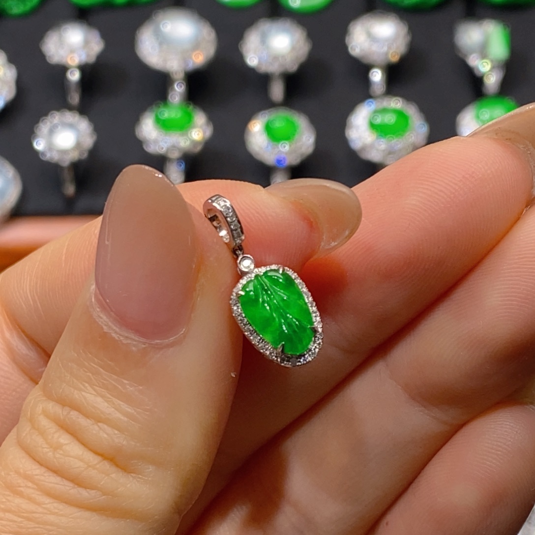 翡翠18K金镶嵌颈饰叶子