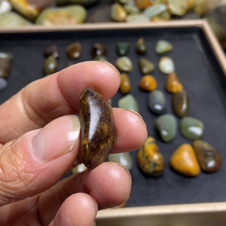 春***南和田玉（糖玉）未镶嵌珠宝奇石