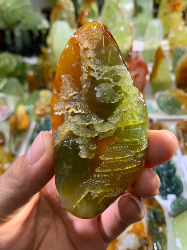 山水牌 挂件。采用天然优质花玉精心雕刻而成精雕俏色精美