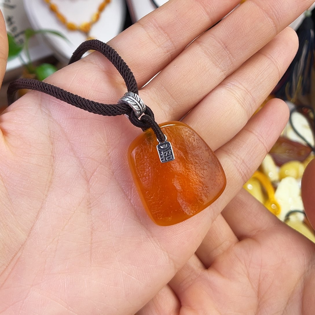 琥珀珠宝奇石未镶嵌。