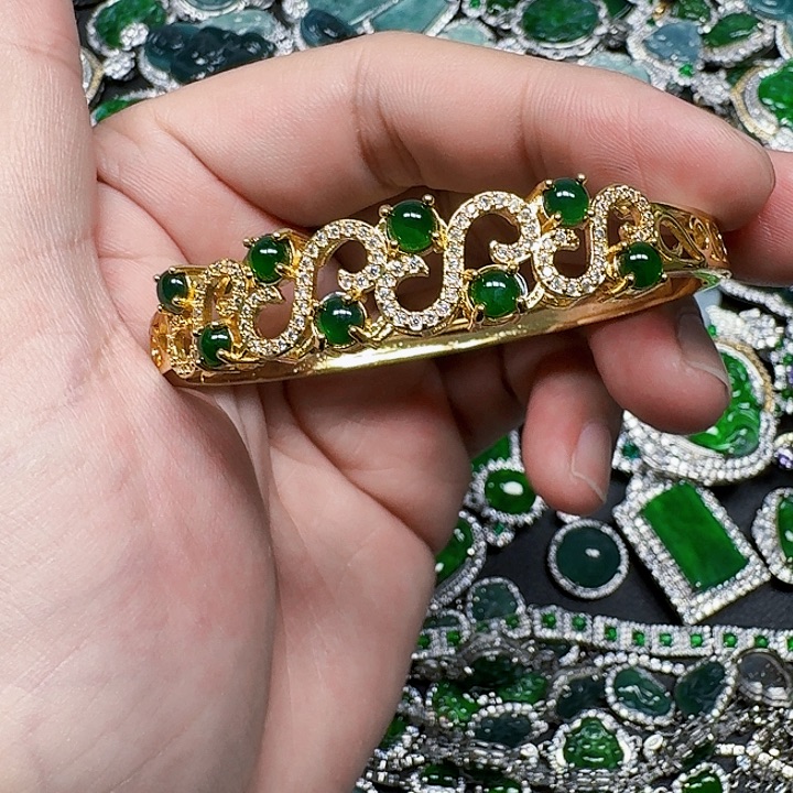 翡翠颈饰未镶嵌天然A货翡翠放漏