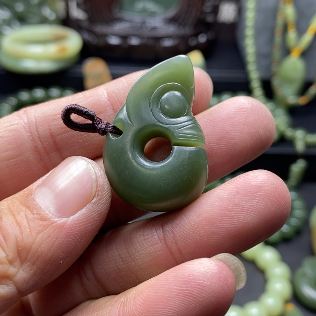 岫岩老玉（透闪石质玉）颈饰未镶嵌