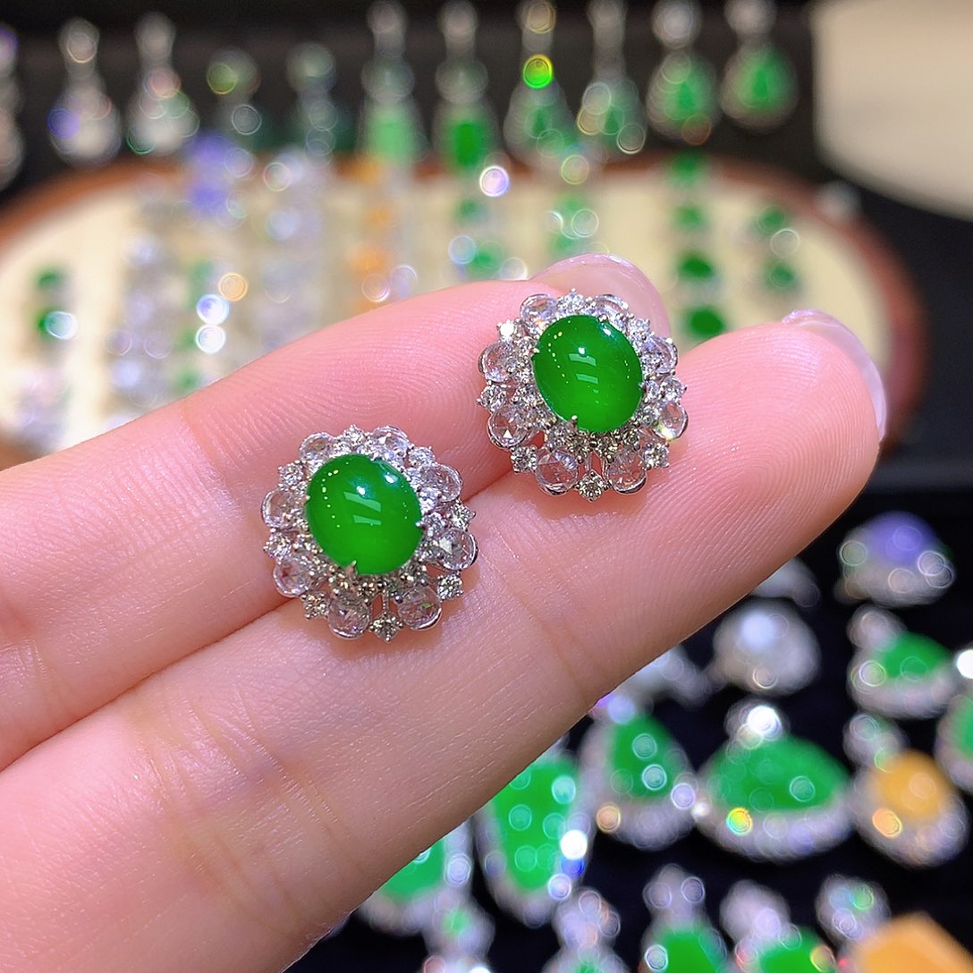 翡翠18K金镶嵌耳饰高冰满绿起光蛋面耳钉