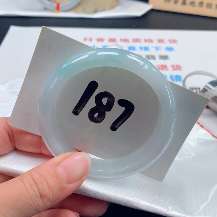 翡翠手镯未镶嵌冰