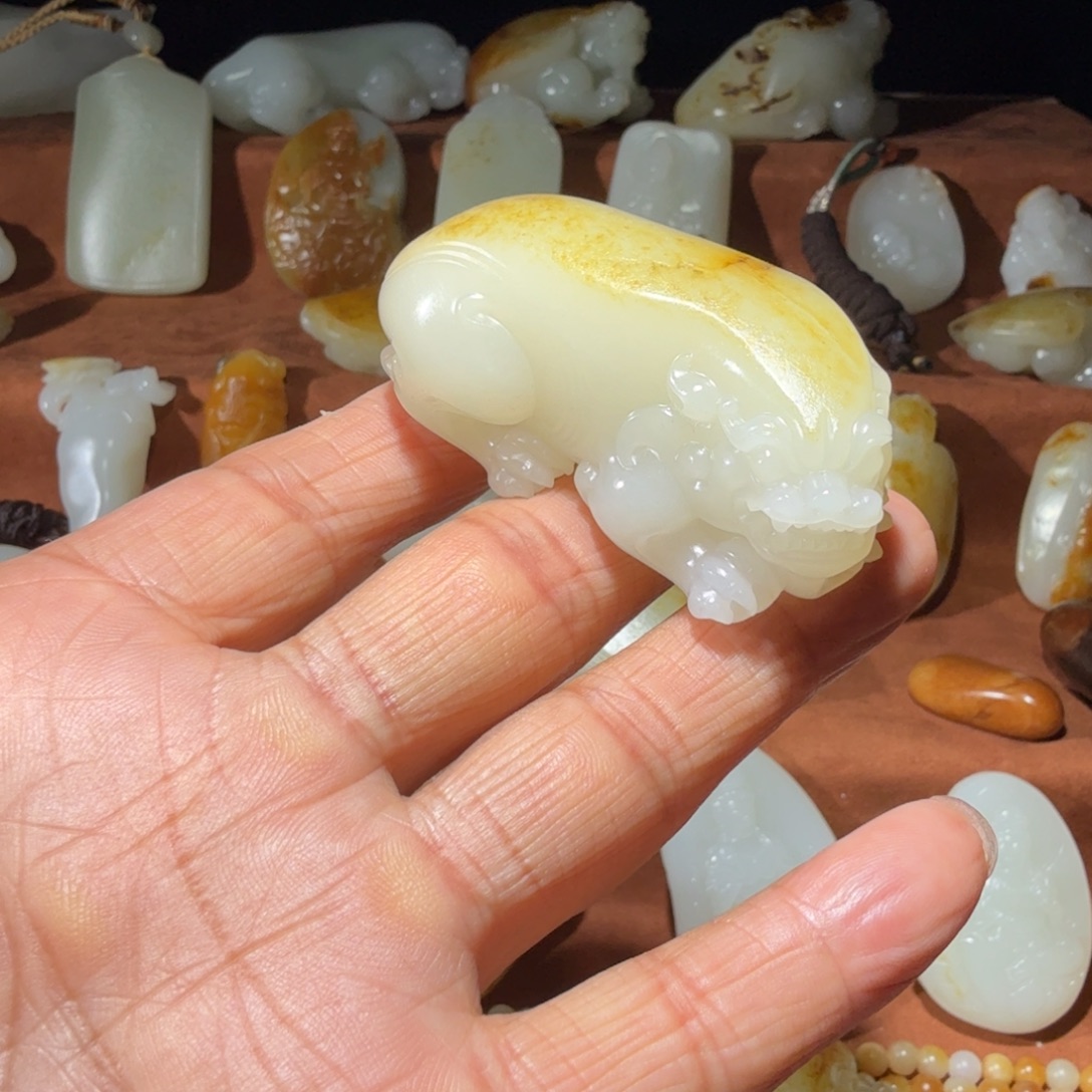 蜗***牛和田玉未镶嵌颈饰