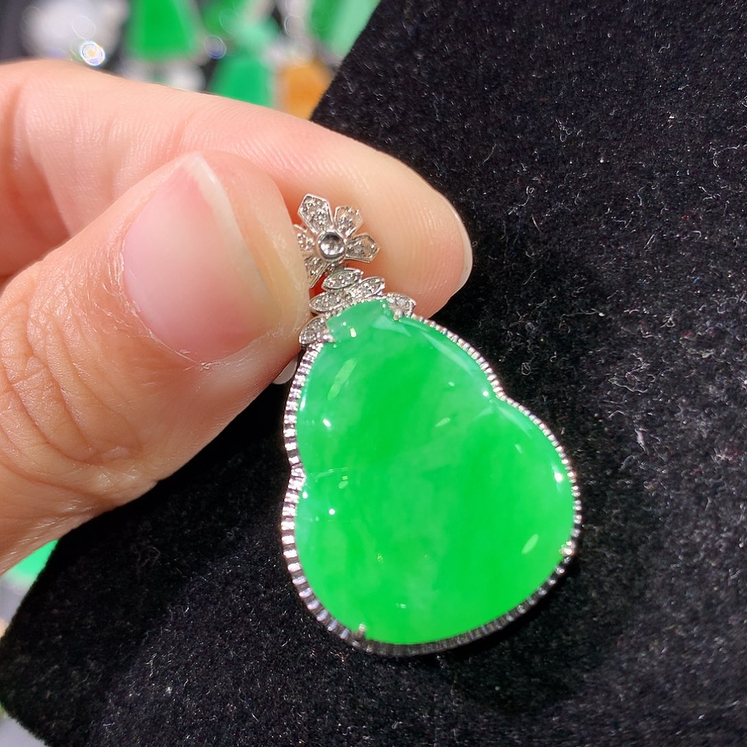 翡翠18K金镶嵌颈饰