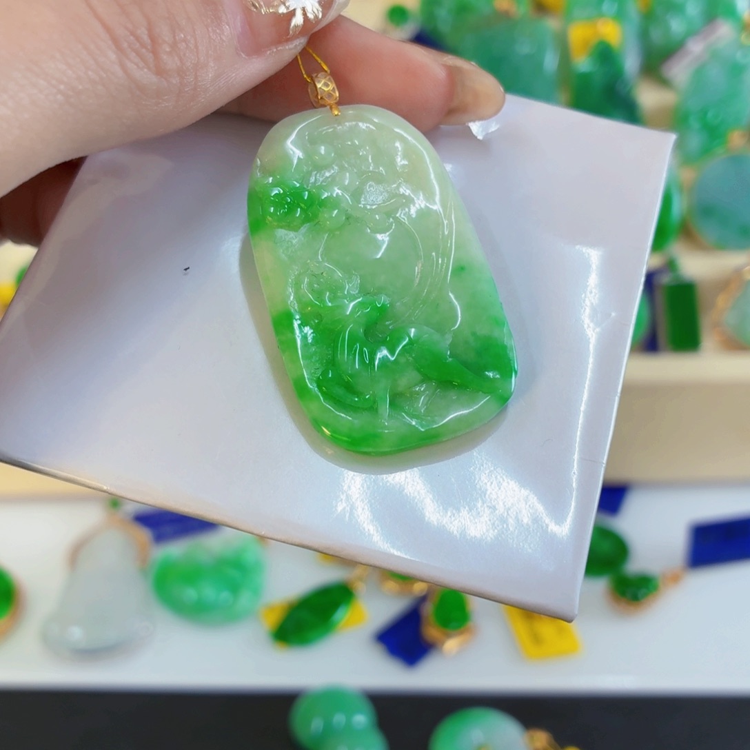 翡翠18K金镶嵌颈饰