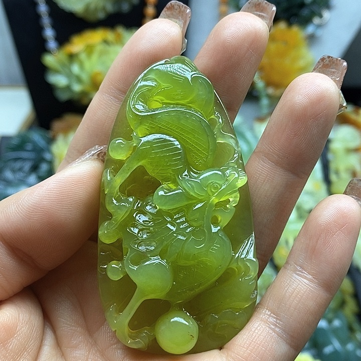 蛇纹石玉挂件未镶嵌
