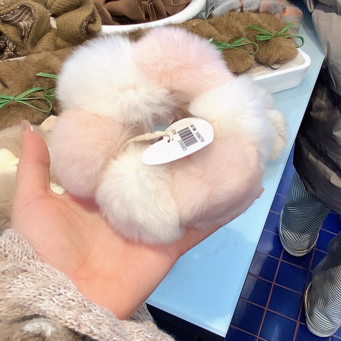 布艺铁合金粉白真毛毛头圈