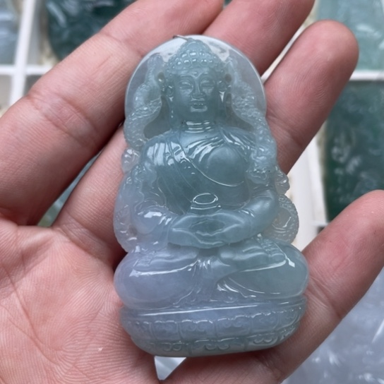 翡翠颈饰未镶嵌子*。