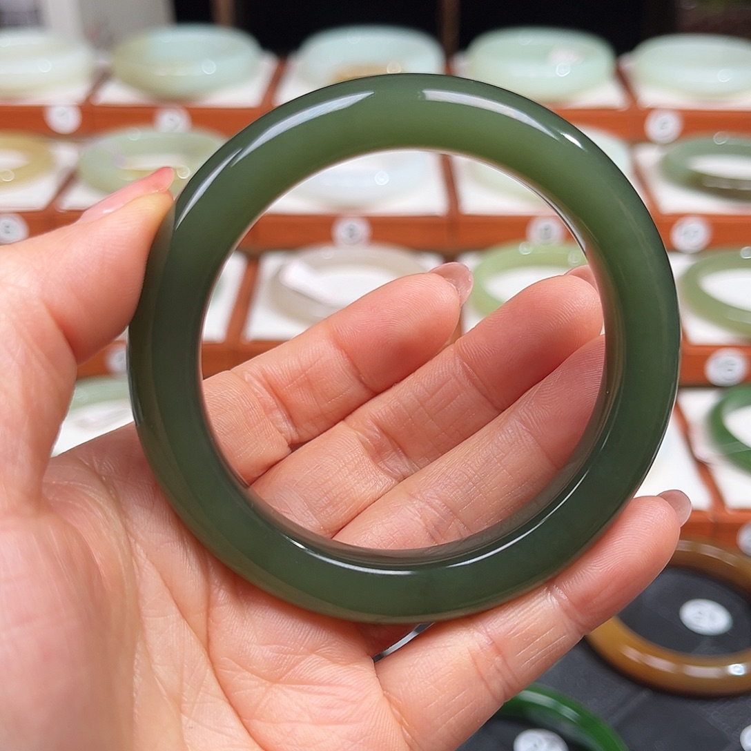 和田玉未镶嵌手镯