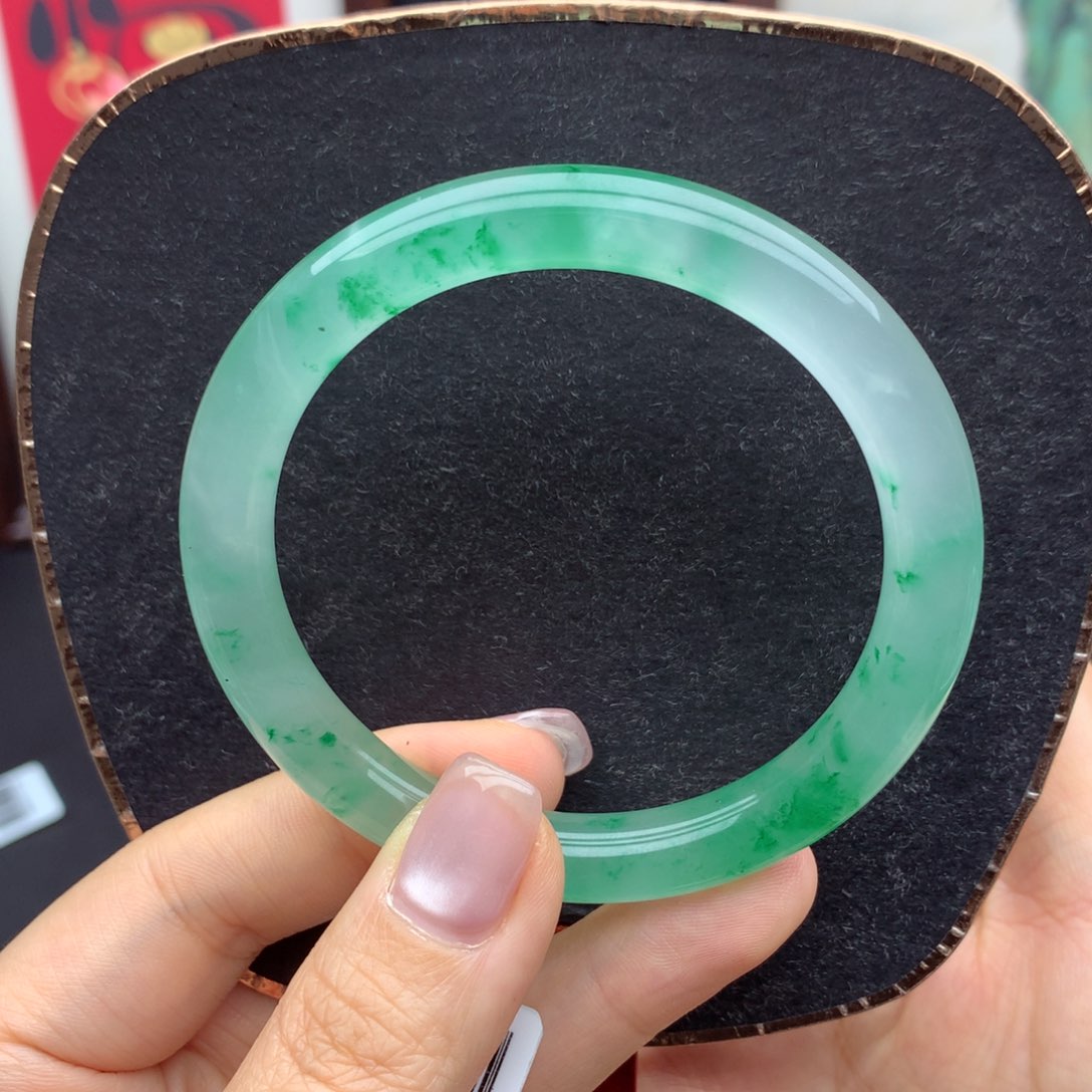 石英质玉手镯未镶嵌榴*