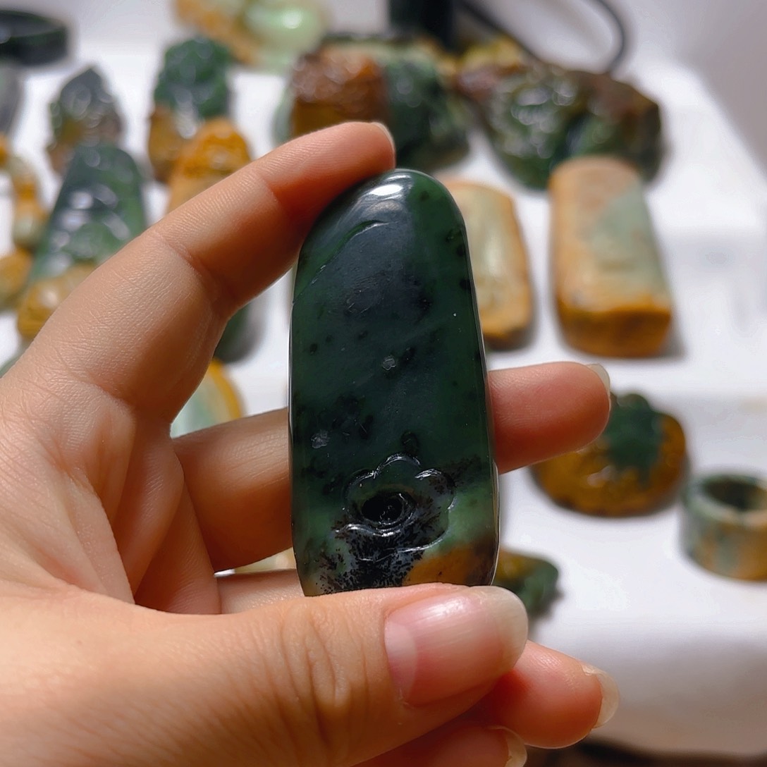 岫岩河磨玉（透闪石质玉）挂件未镶嵌