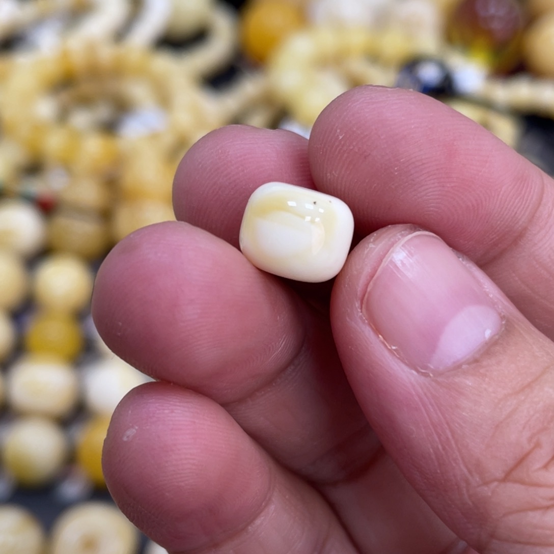 未镶嵌琥珀珠宝奇石10.2*8.2mm瑕疵福利 瓷白