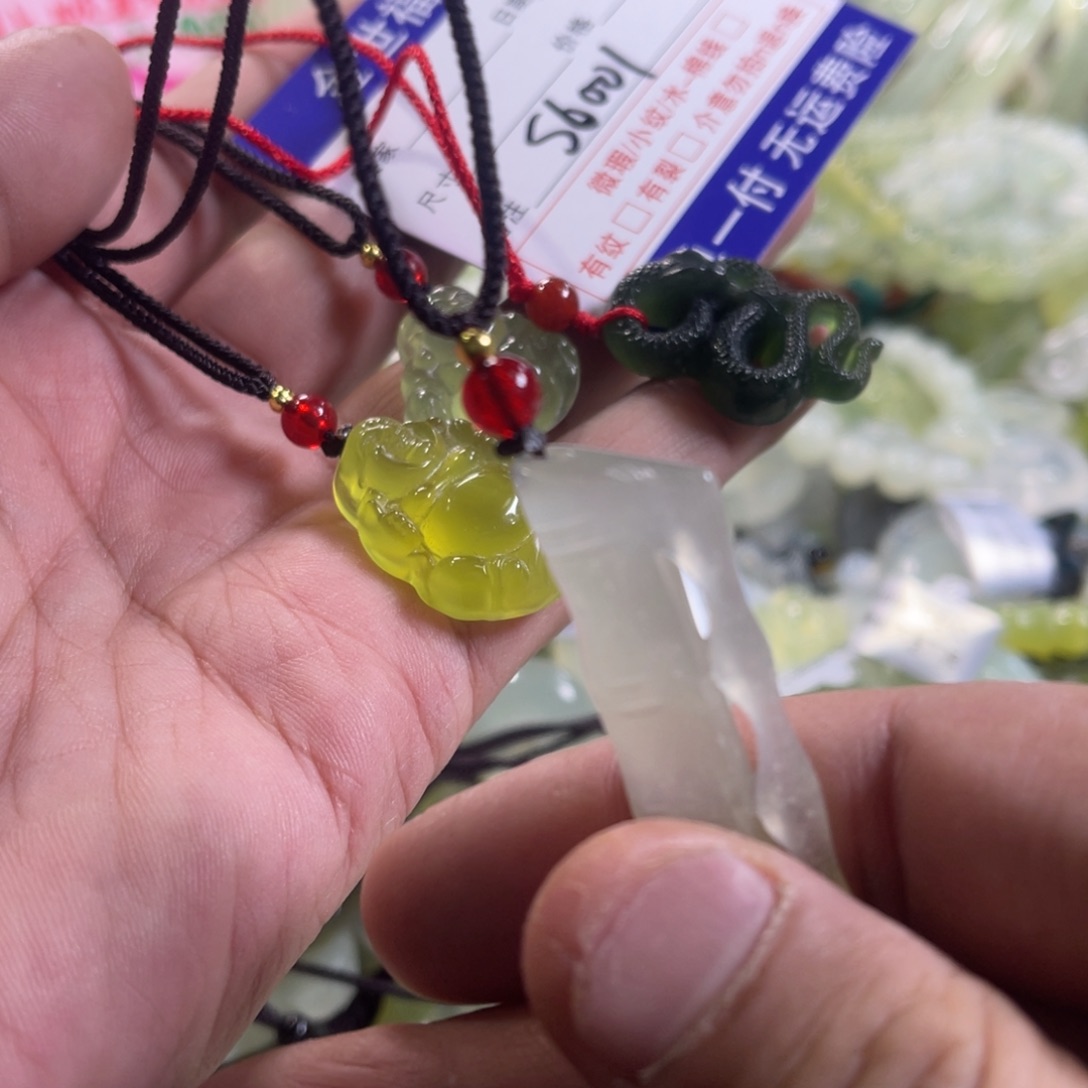 蛇纹石玉颈饰未镶嵌
