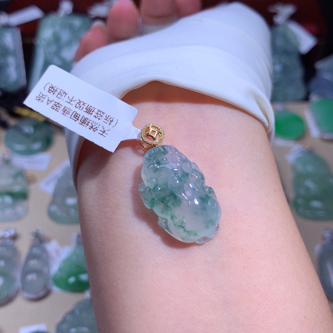 翡翠颈饰18K金镶嵌貔貅