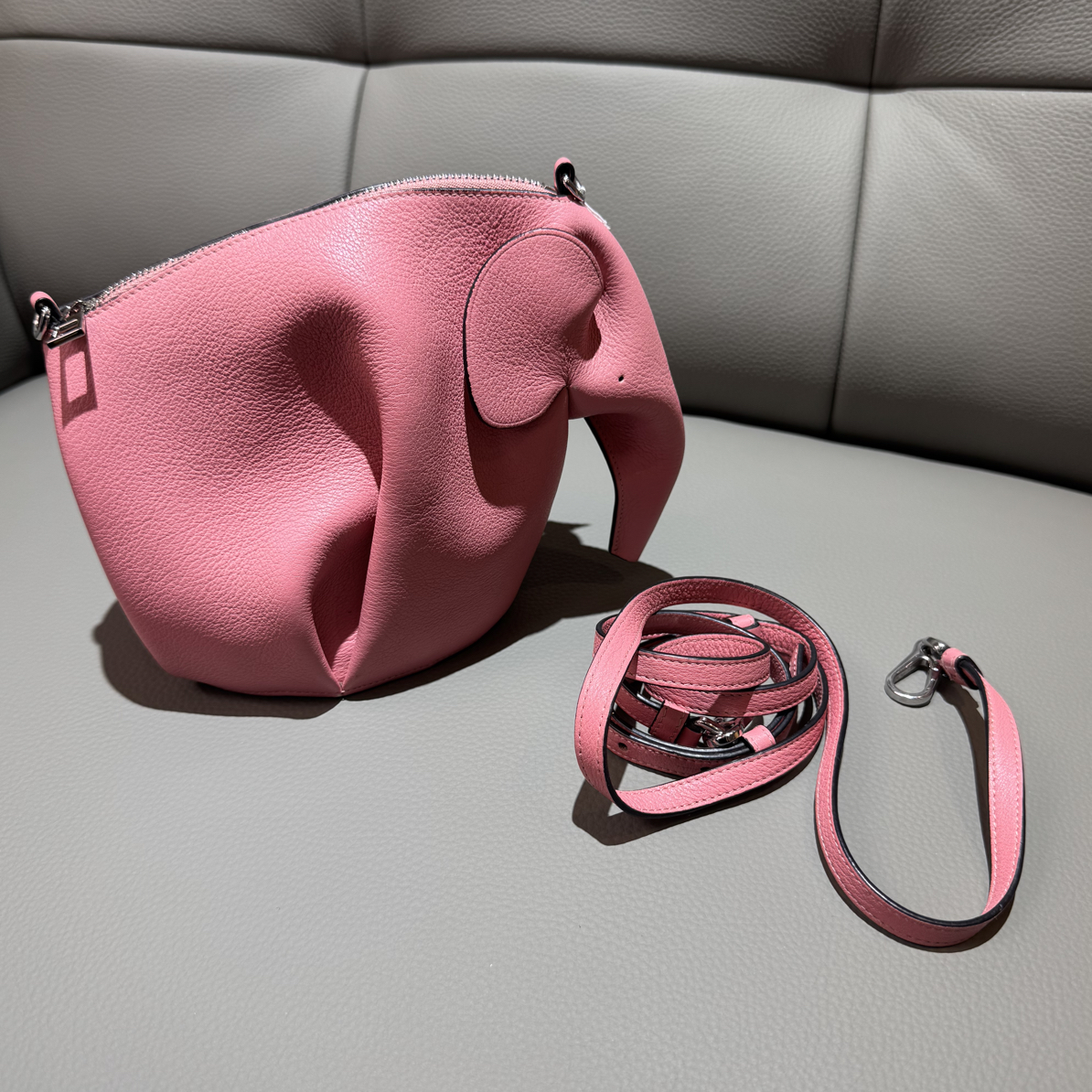 95新 LOEWE/罗意威 罗意威小粉象斜挎包