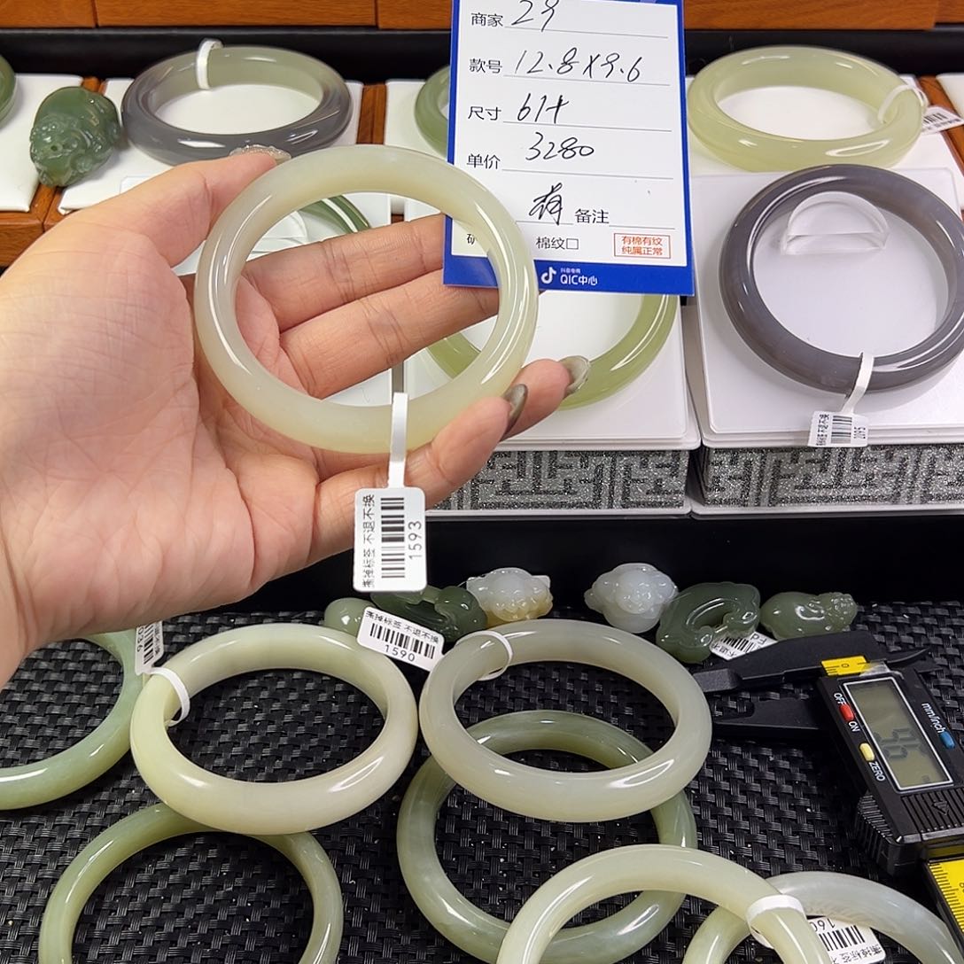 和田玉手镯未镶嵌有**贝