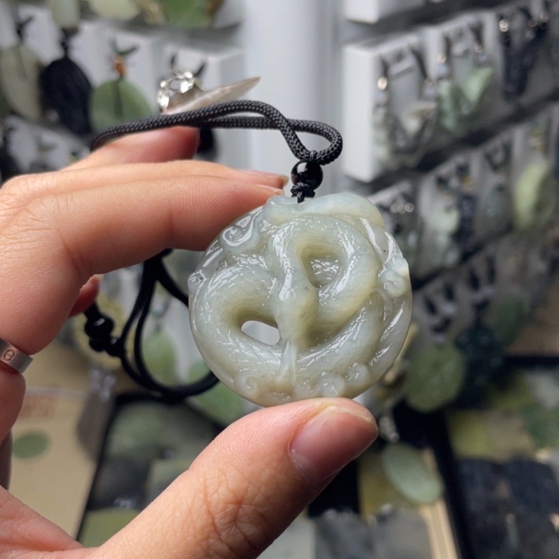 岫玉颈饰未镶嵌大蛇