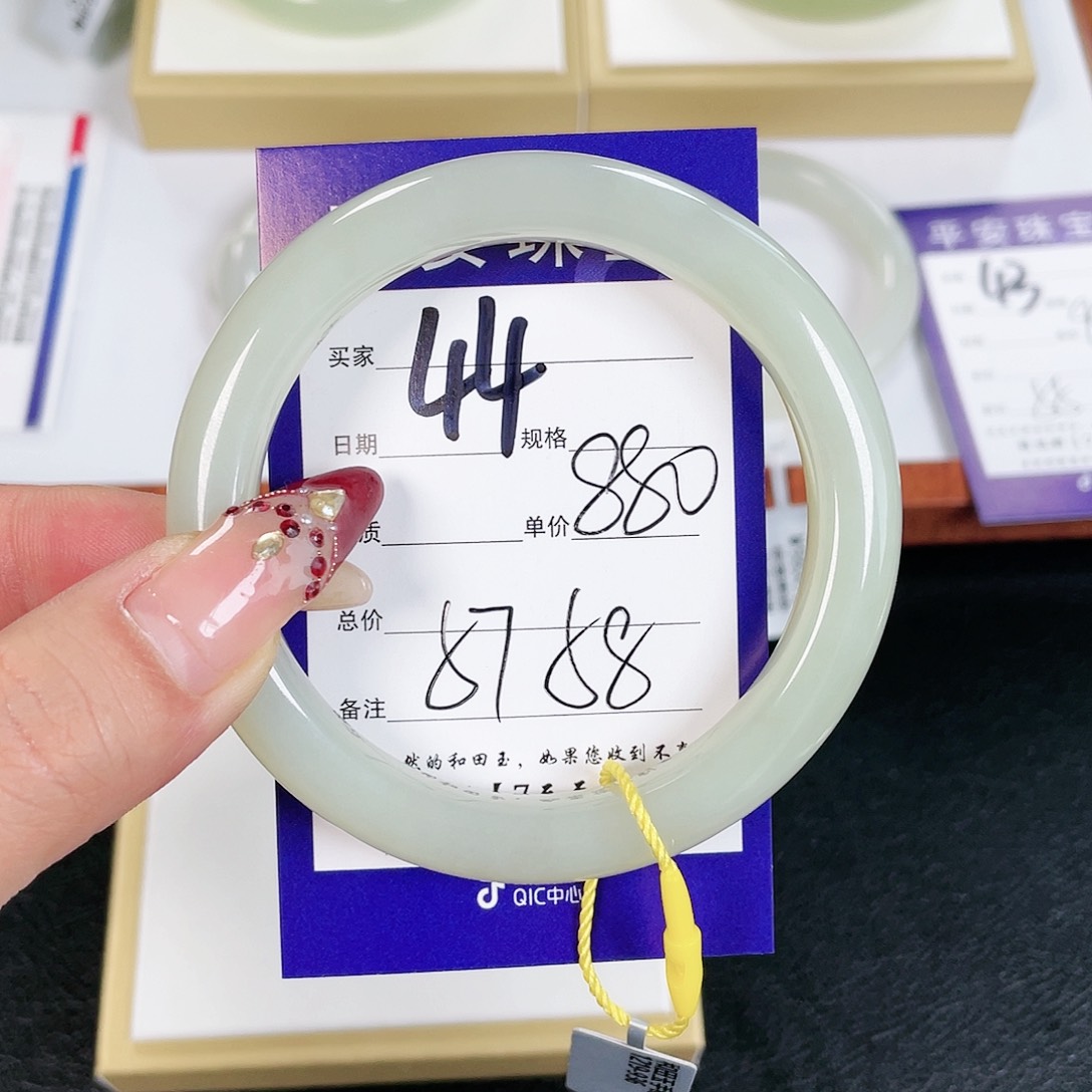 和田玉手镯未镶嵌