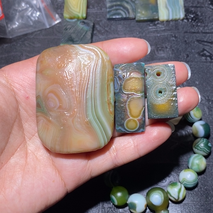 颈饰未镶嵌石英质玉