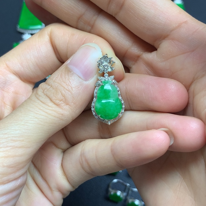 颈饰18K金镶嵌翡翠