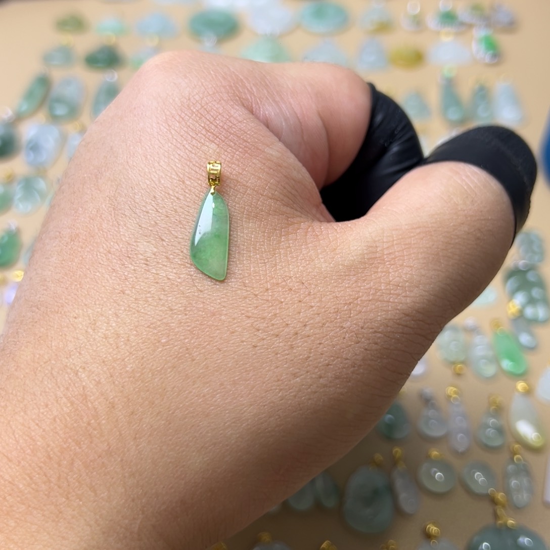 翡翠颈饰18K金镶嵌随形吊坠