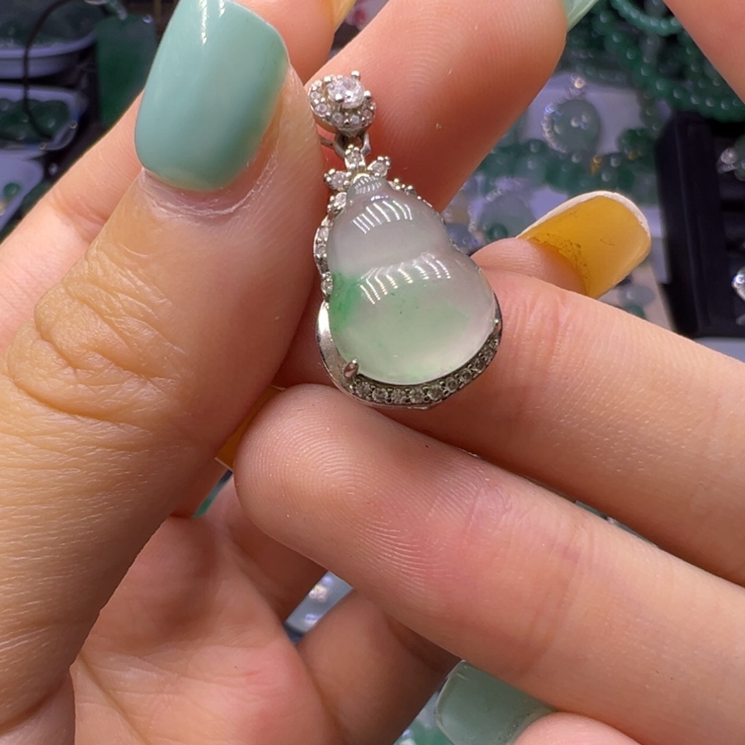 石英质玉（非洲翠）未镶嵌颈饰